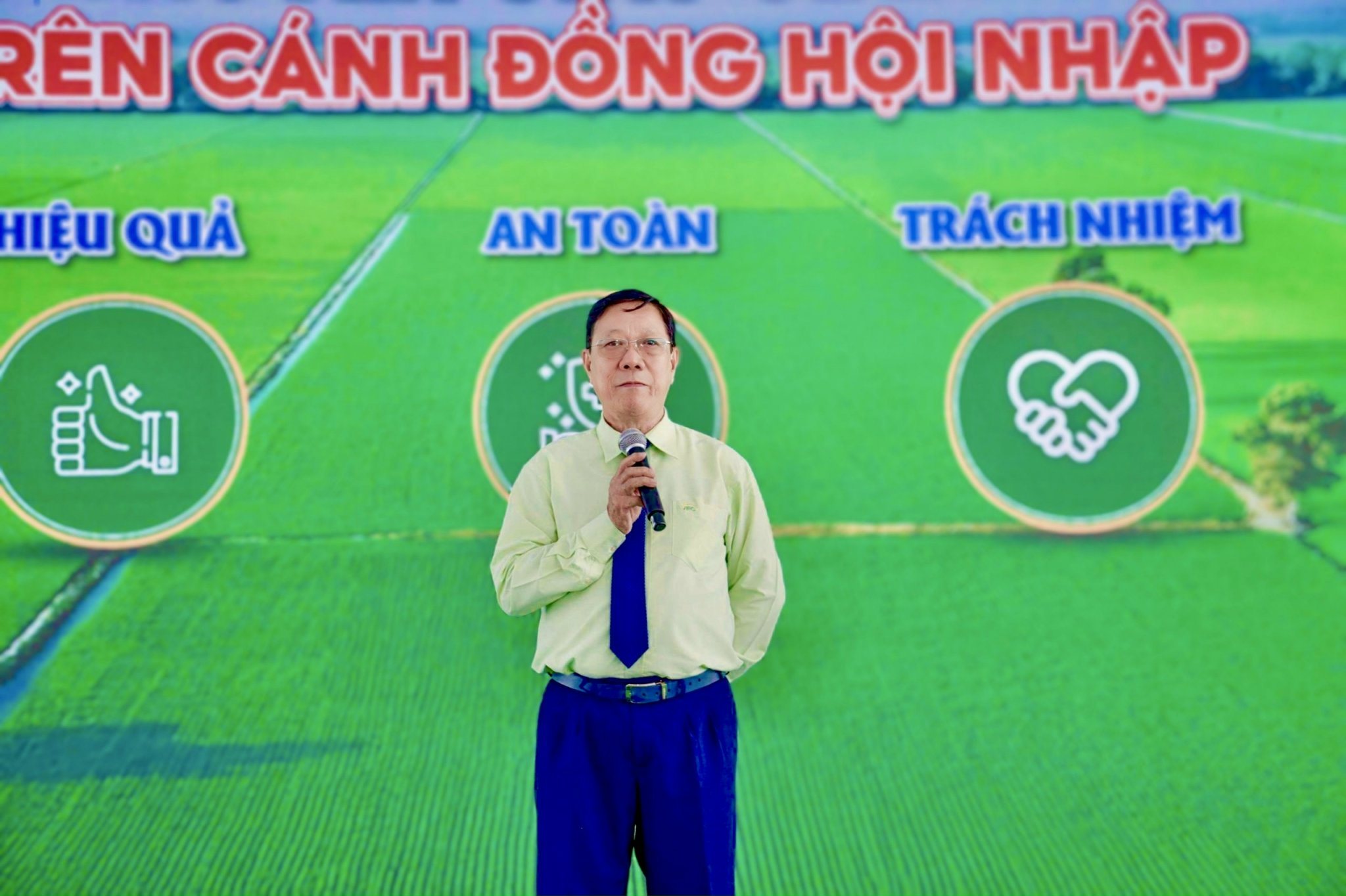 z5261202376981_95da06bec1acd42043114c025a1ff62b